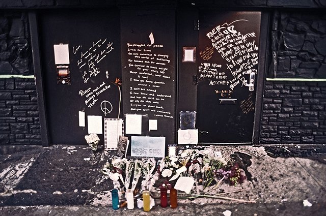 Поклонники приносили цветы, свечи и памятные записки к клубу The Viper Room на следующий день после смерти Ривера Феникса
