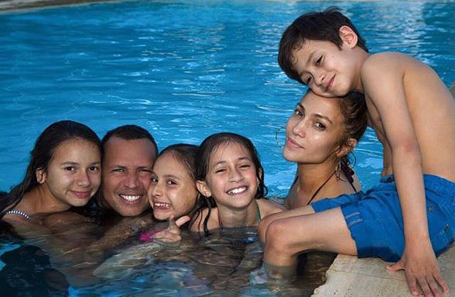  Алекс Родригез с дочками Наташей и Эллой и Дженнифер Лопес с близнецами Эммой и Максом