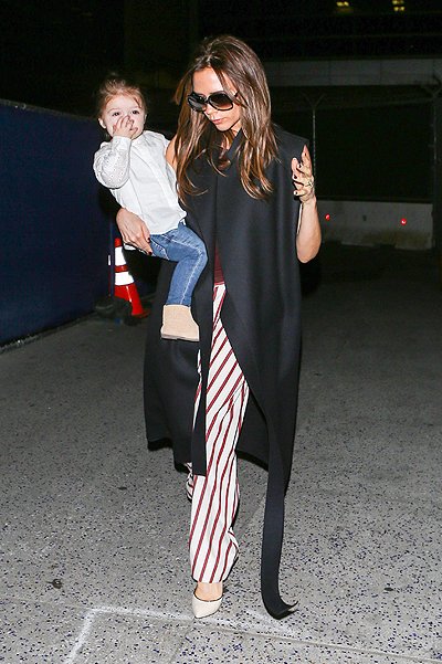 Виктория Бекхэм с дочкой Харпер в аэропорту Лос-Анджелеса