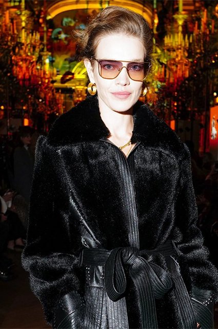 Наталья Водянова в пальто Stella McCartney из искусственных меха и кожи