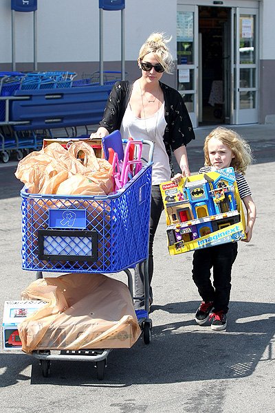 Эшли Симпсон с сыном Бронксом на шопинге в Бербанке