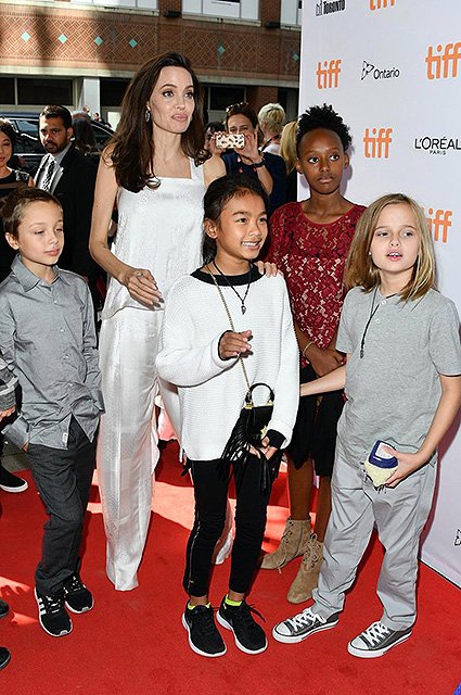 Анджели Джоли с детьми