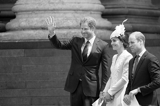 Принц Гарри, Кейт Миддлтон и принц Уильям на службе по случаю 90-летия королевы Елизаветы II
