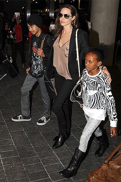 анджелина джоли с сыном Мэддоксом и дочкой Захарой прилетела в Лос-Анджелес