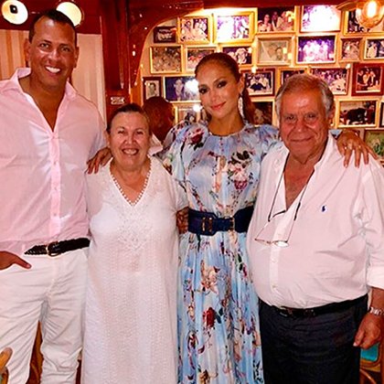 Дженнифер Лопес и Алекс Родригес с владельцами ресторана на Капри