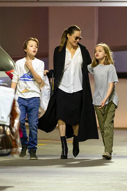 Анджелина Джоли с сыном Ноксом и дочерью Вивьен