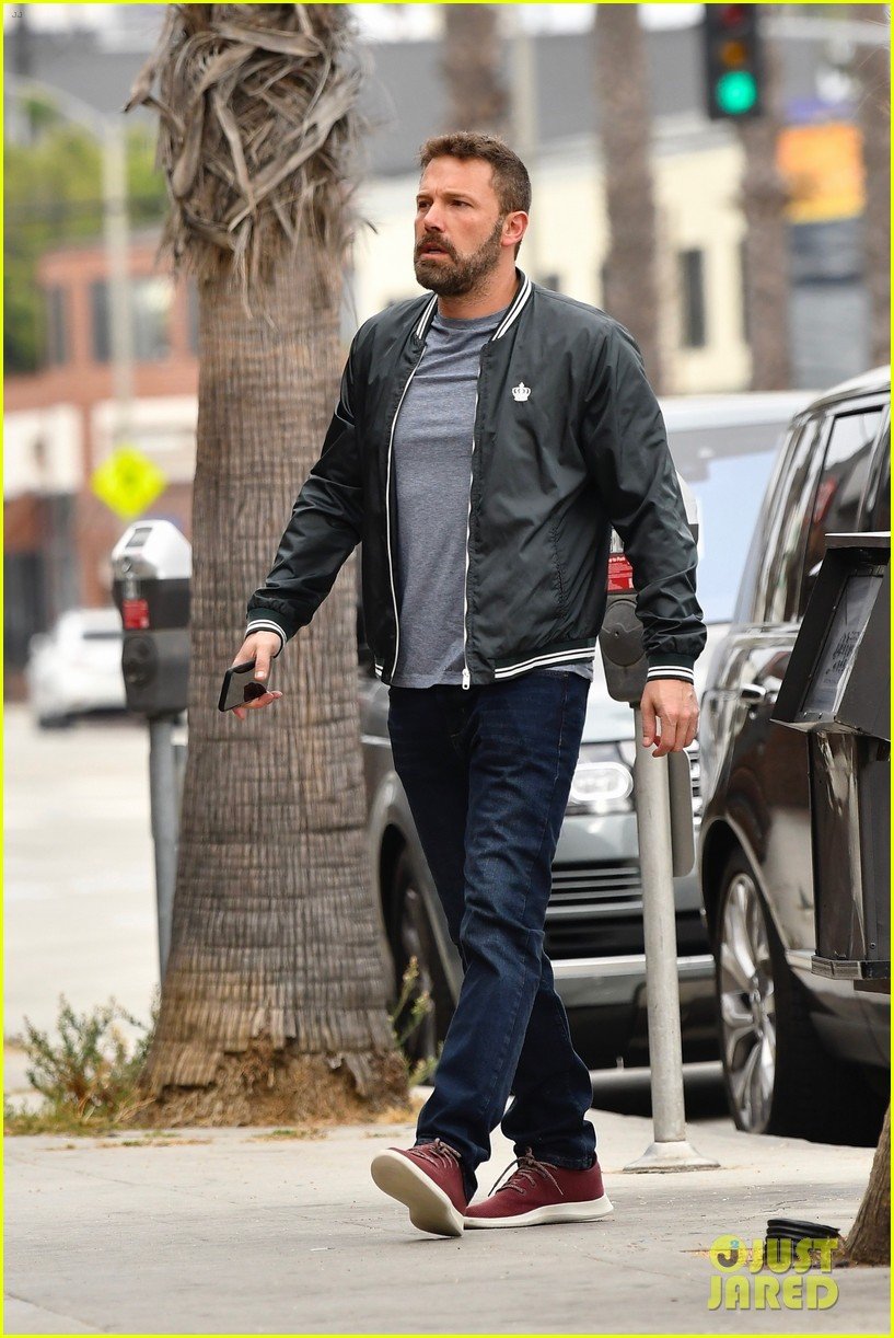 ben affleck picks up his daily dunkin in brentwood 014325161