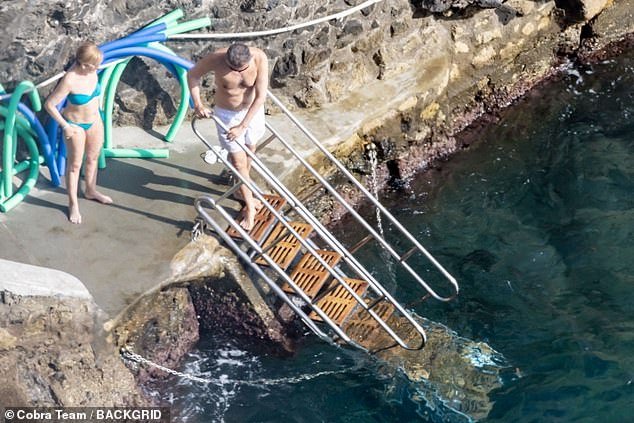 Можно было видеть как молодожены спускаются по лестнице в море чтобы освежиться от итальянского солнца