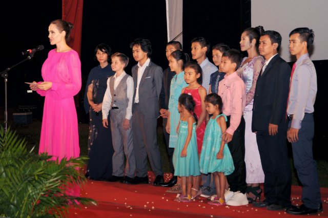 Анджелина Джоли на премьере своего фильма в Камбодже 