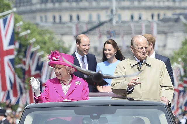 Королева Елизавета II, принц Филипп, Принц Уильям, Кейт Миддлтон, принц Гарри