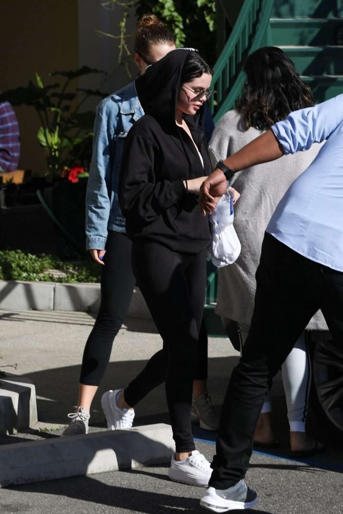Selena Gomez: Hits the gym for another pilates session -04