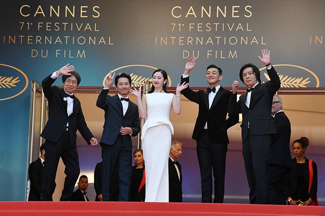 Ли Чхан-дон с актерами фильма 