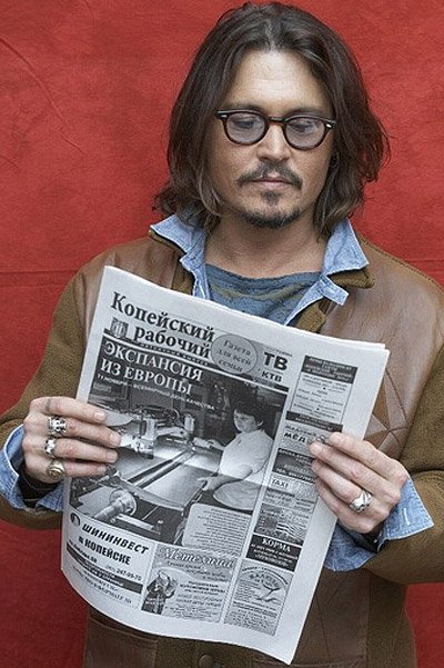 джонни депп читает газету 