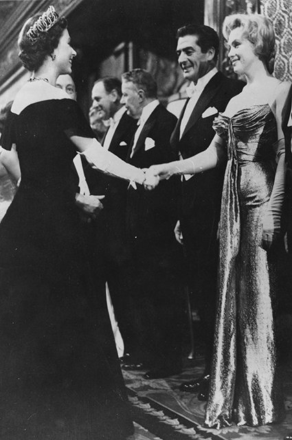 Мэрилин Монро на встрече с королевой в лондонском театре в 1956 году