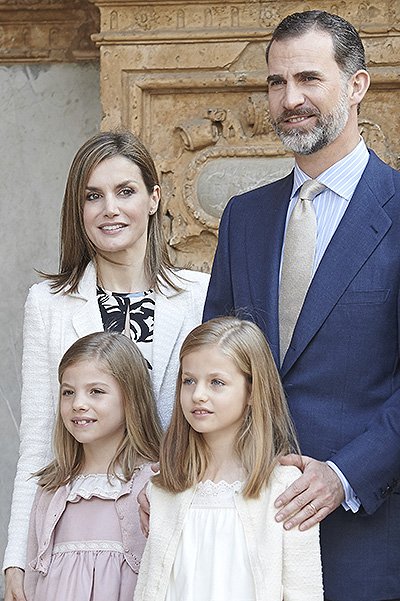 Король Фелипе и королева Летиция с дочерьми принцессой Софией и принцессой Леонорой