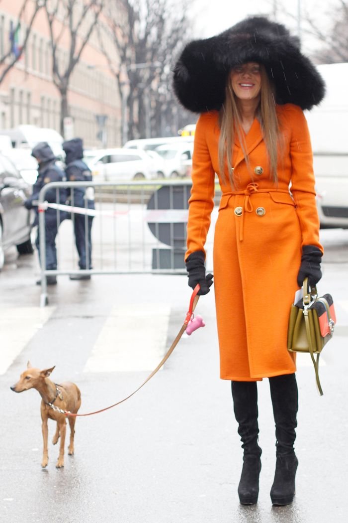 Стиль Анны Делло Руссо: в оранжевом пальто и черной пушистой шляпе