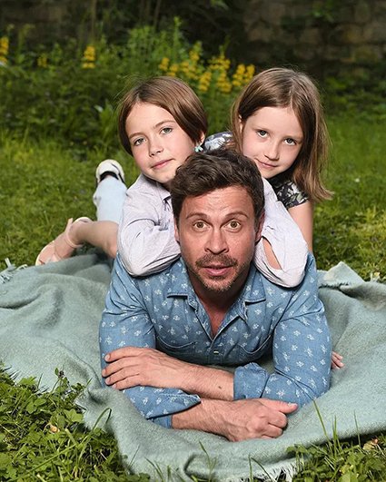 Павел Деревянко с дочерьми Варварой и Александрой