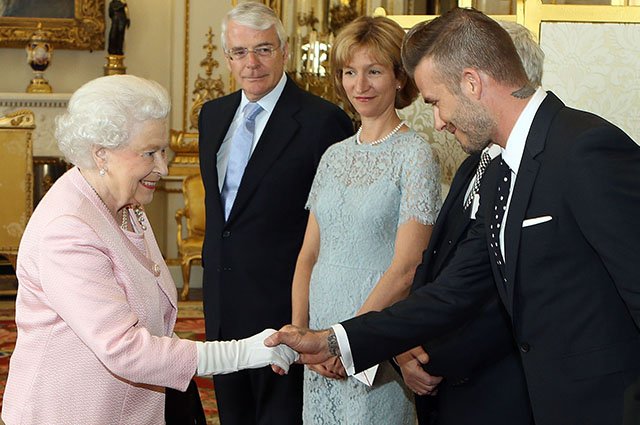 Королева Елизавета II и Дэвид Бекхэм, 2015 год
