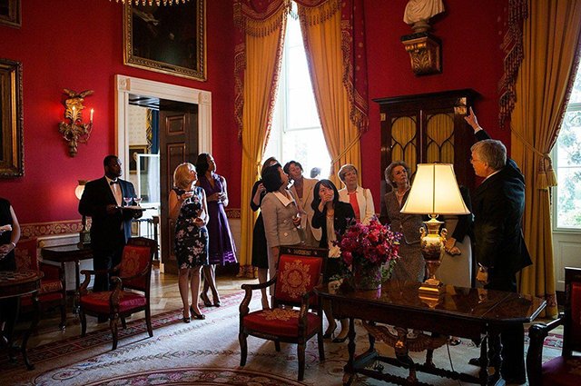 Куратор Билл Аллмэн и Мишель Обама с женами лидеров 