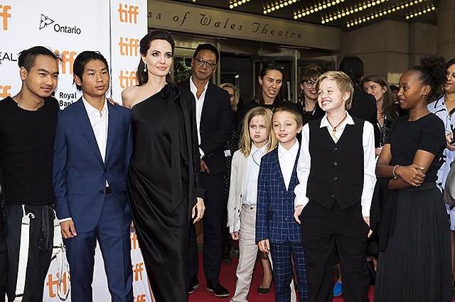 Анджели Джоли с детьми
