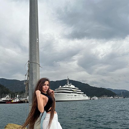 Девушка на фоне яхты Eclipse