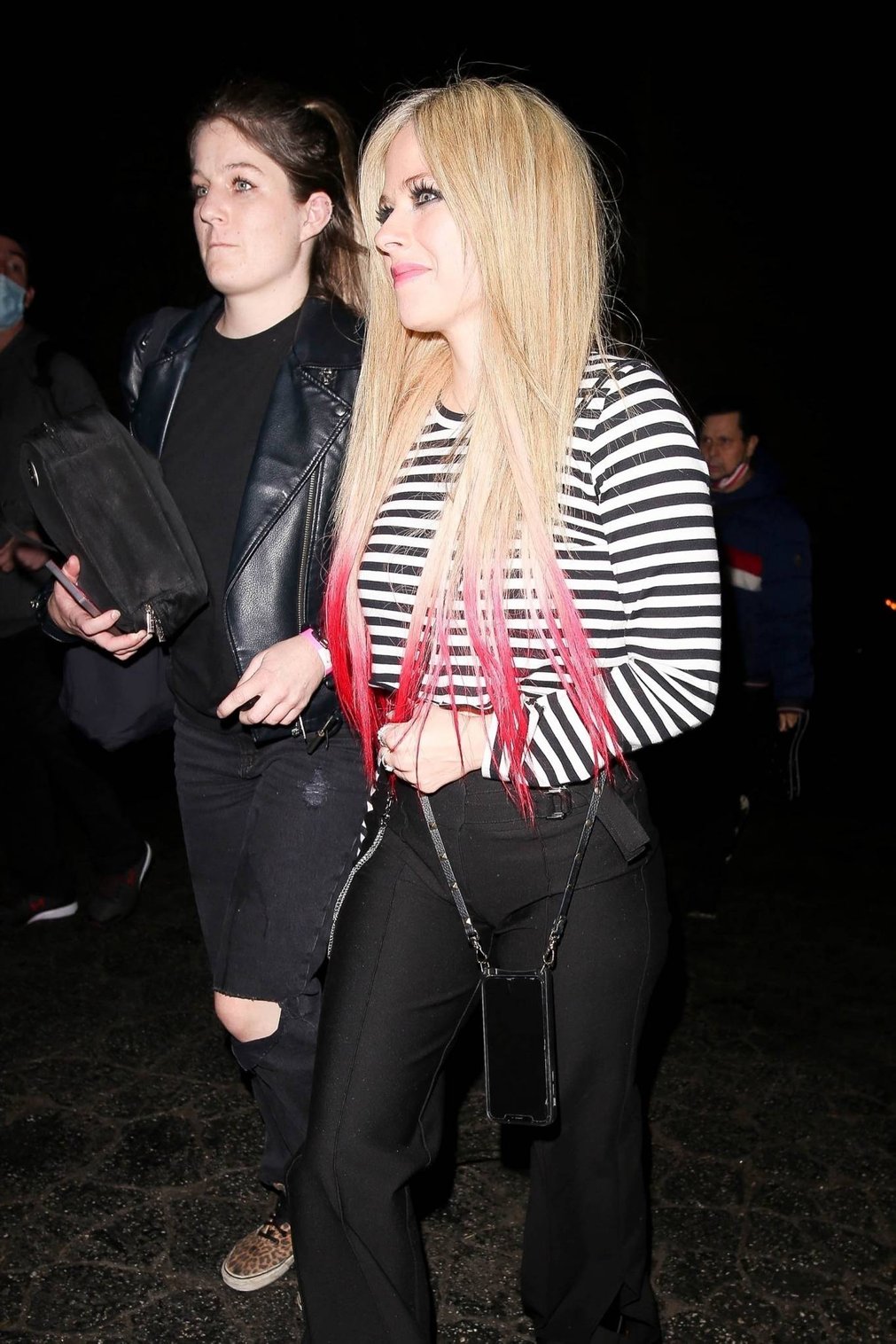 Avril Lavigne 2021 : Avril Lavigne – seen leaving The Roxy in Hollywood, California-02