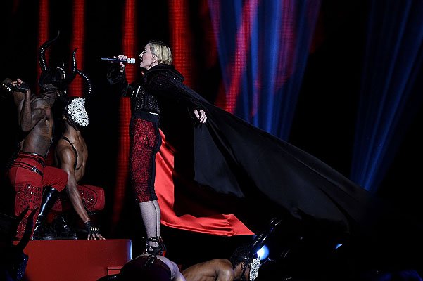 Мадонна во время выступления на BRIT Awards