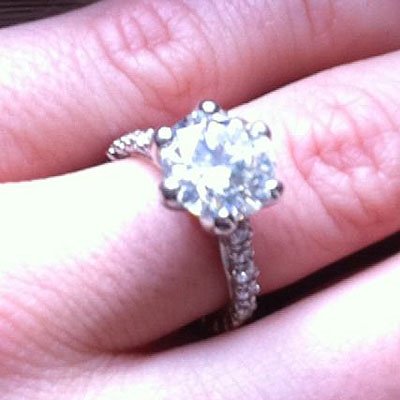 Кристал Харрис показала помолвочное кольцо от Хью Хефнера