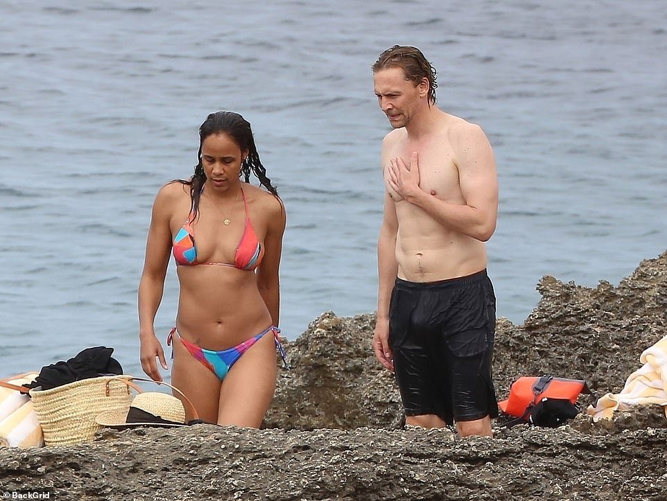 У него перехватило дыхание: Том прижал руку к сердцу, глядя на свою потрясающую девушку Заве в их пляжный день