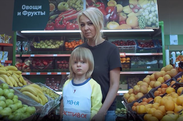 Яна Рудковская с сыном Сашей в клипе Филиппа Киркорова 