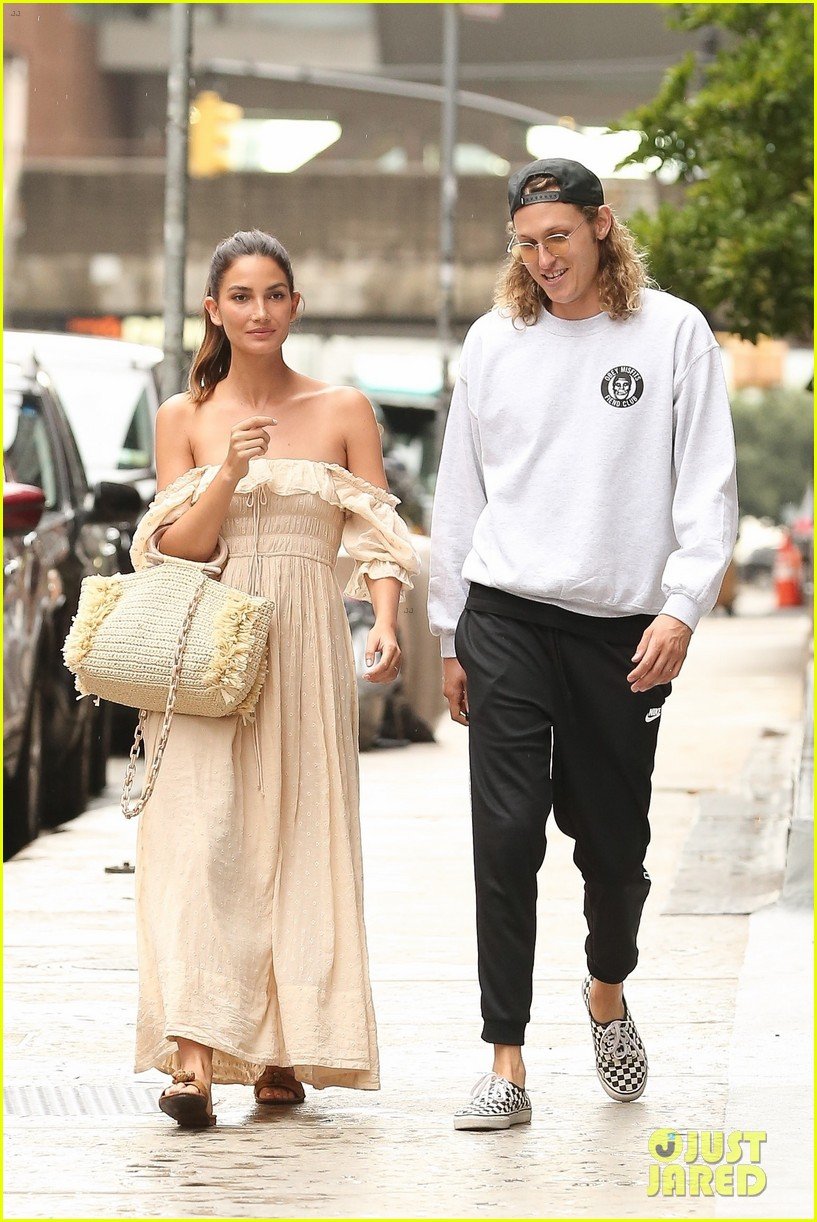 lily aldridge steps out with a friend in nyc 014129561