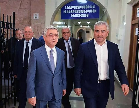 Слева: Президент Армении Серж Саргсян и Самвел Карапетян