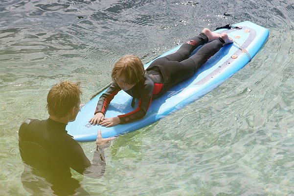 Вивьен и Нокс Джоли-Питт берут первые уроки серфинга в Сиднее 6