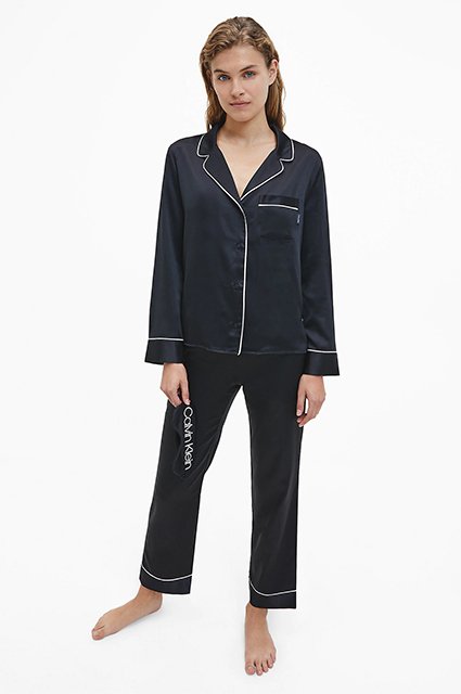 Набор из пижамы и маски для сна Calvin Klein — 9 100 руб.