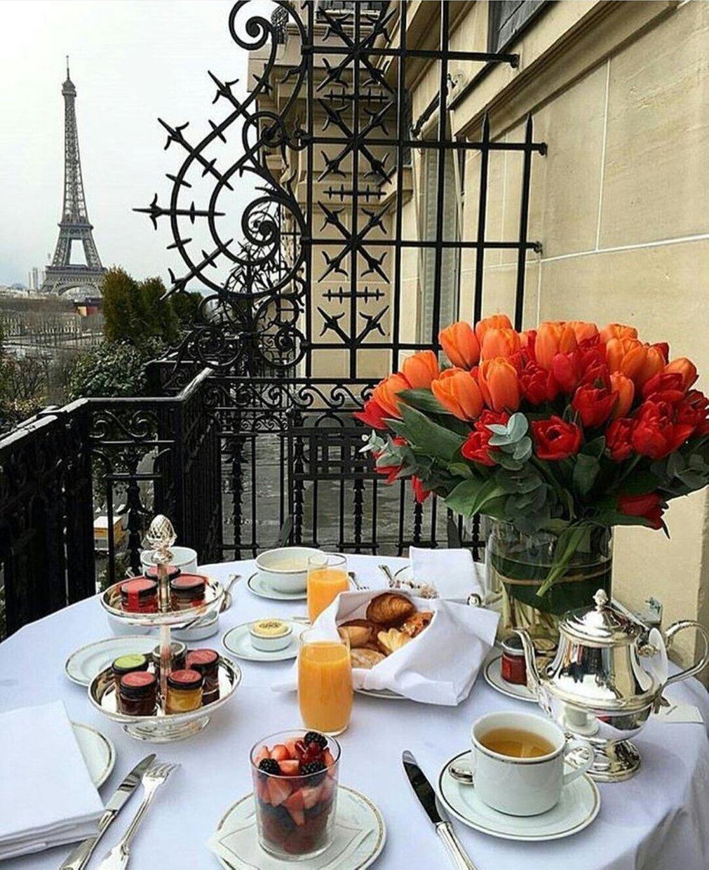 Красивый завтрак на балконе с видом на Эйфелеву башню» — карточка ...