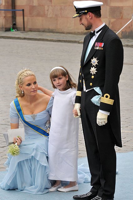 Ингрид Александра с родителями на свадьбе кронпринцессы Швеции Виктории