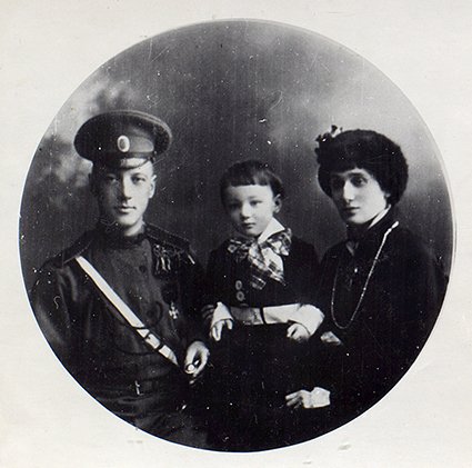 Николай Гумилев и Анна Ахматова с сыном Львом