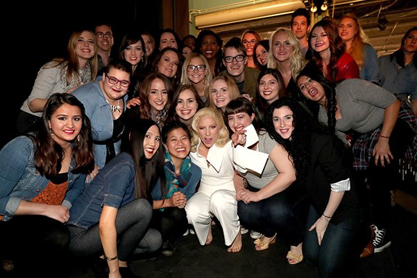 Леди Гага с участниками ее выступления на 