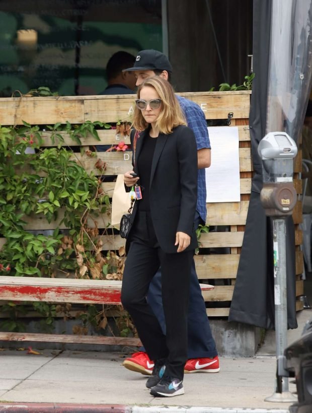 Natalie Portman: Out for lunch in Los Angeles-07