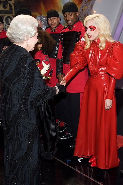 Кажется, Леди Гага знала историю Мадонны и сделала все, чтобы у королевы просто не было шансов не узнать ее. Своему фирменному стилю певица не изменила и пришла в платье из латекса от Atsuko Kudo и с ярким макияжем