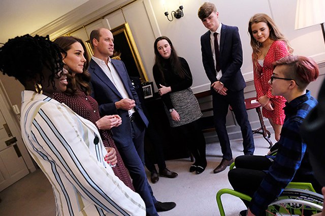 Кейт Миддлтон и принц Уильям с гостями вечеринки