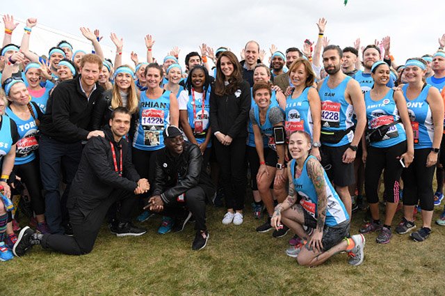 Принц Уильям, Кейт Миддлтон и принц Гарри с участниками марафона