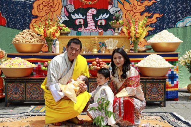 Король и королева Бутана с сыновьями