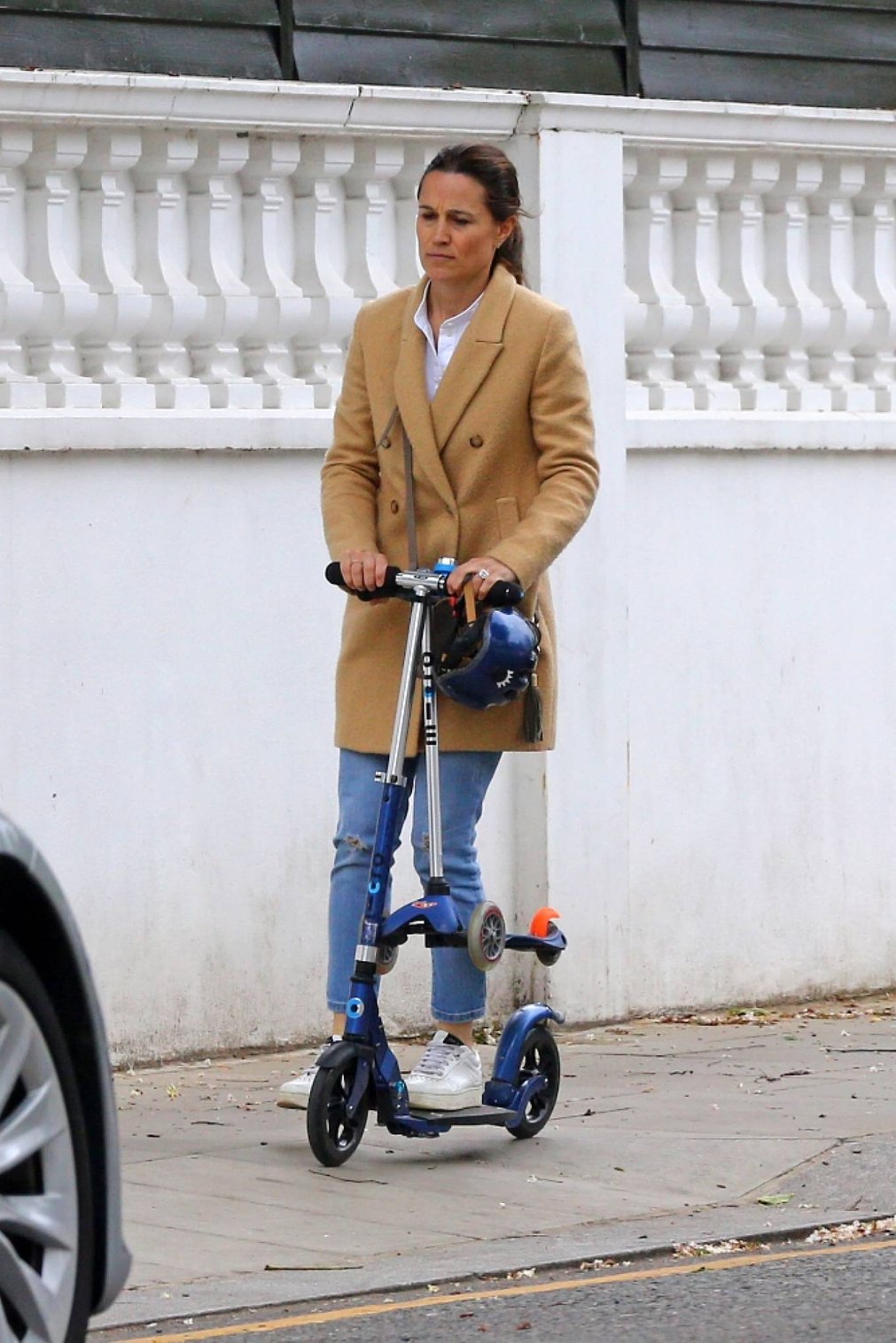 Pippa Middleton - Scooter ride candids on the streets of London