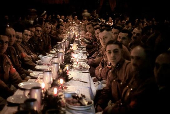 Курсанты и офицеры Гитлеровской армии  празднуют рождество. 1941 год