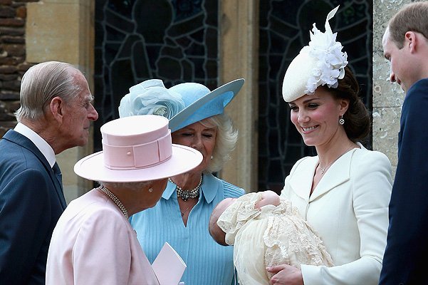 Принц Филип, королева Елизавета II, герцогиня Камилла, герцогиня Кэтрин, принцесса Шарлотта и принц Уилльям