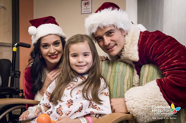 Кэти Перри и Орландо Блум во время благотворительного визита в детский госпиталь, декабрь 2016 года