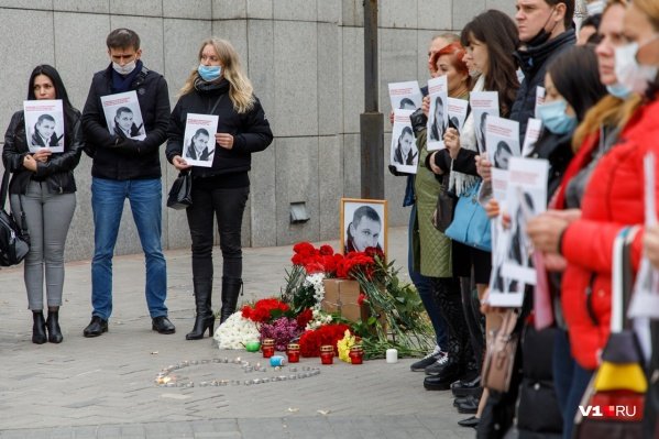 Волгоградцы выстроились у офиса Сбербанка с фотографиями убитого там Романа Гребенюка