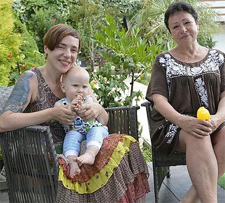 Тутта Ларсен с мамой и дочкой