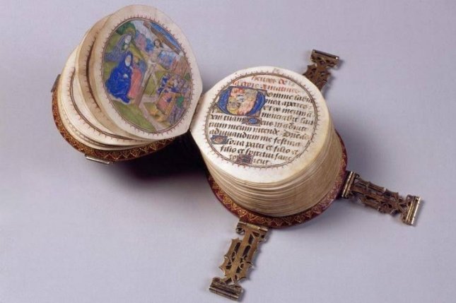 Miniature-round-book-picture-1-540x334